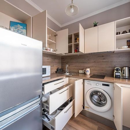 Stylish Latvian Classic 1-Bedroom Apartment Near City Center, Parks & Public Transport Links Riga Exteriör bild
