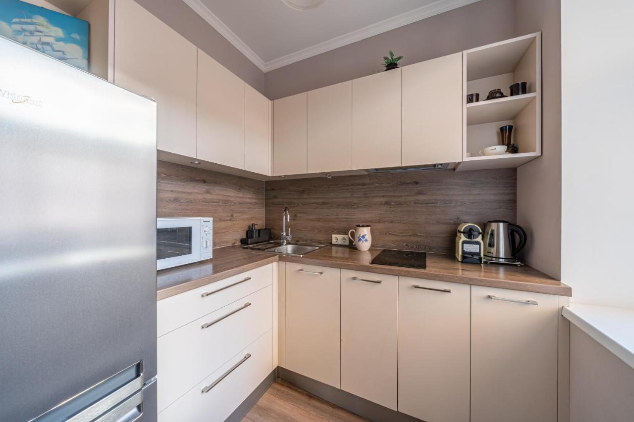 Stylish Latvian Classic 1-Bedroom Apartment Near City Center, Parks & Public Transport Links Riga Exteriör bild
