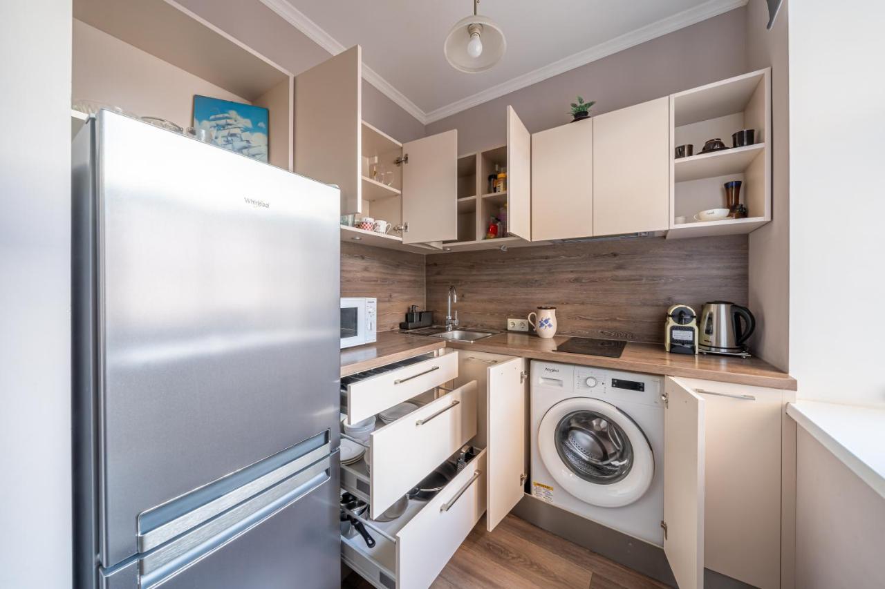 Stylish Latvian Classic 1-Bedroom Apartment Near City Center, Parks & Public Transport Links Riga Exteriör bild
