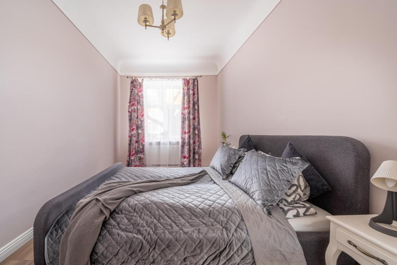 Stylish Latvian Classic 1-Bedroom Apartment Near City Center, Parks & Public Transport Links Riga Exteriör bild