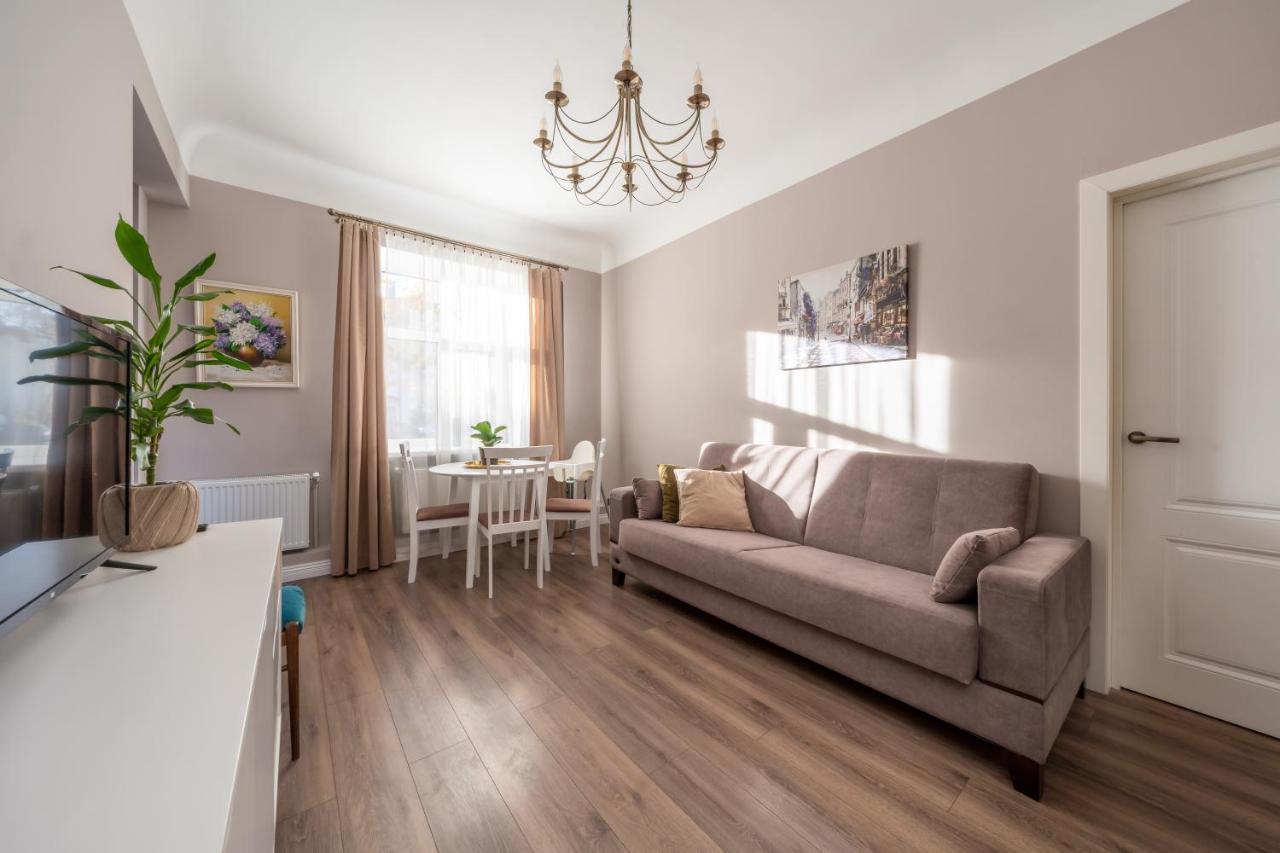 Stylish Latvian Classic 1-Bedroom Apartment Near City Center, Parks & Public Transport Links Riga Exteriör bild