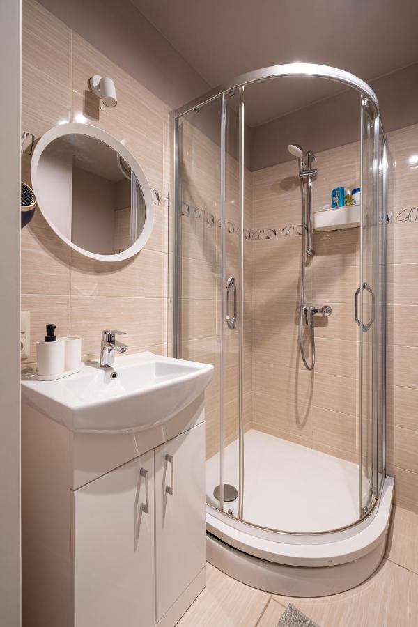 Stylish Latvian Classic 1-Bedroom Apartment Near City Center, Parks & Public Transport Links Riga Exteriör bild