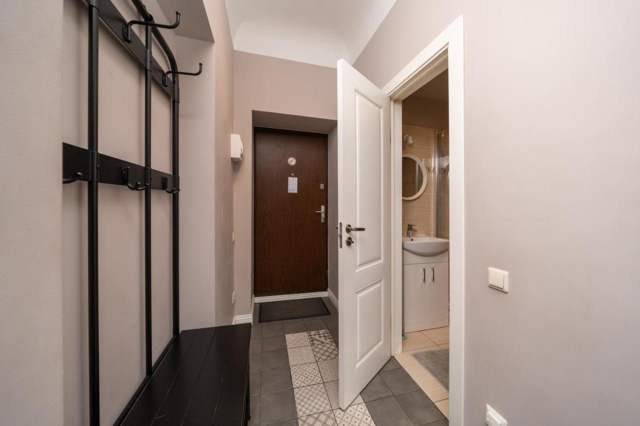 Stylish Latvian Classic 1-Bedroom Apartment Near City Center, Parks & Public Transport Links Riga Exteriör bild