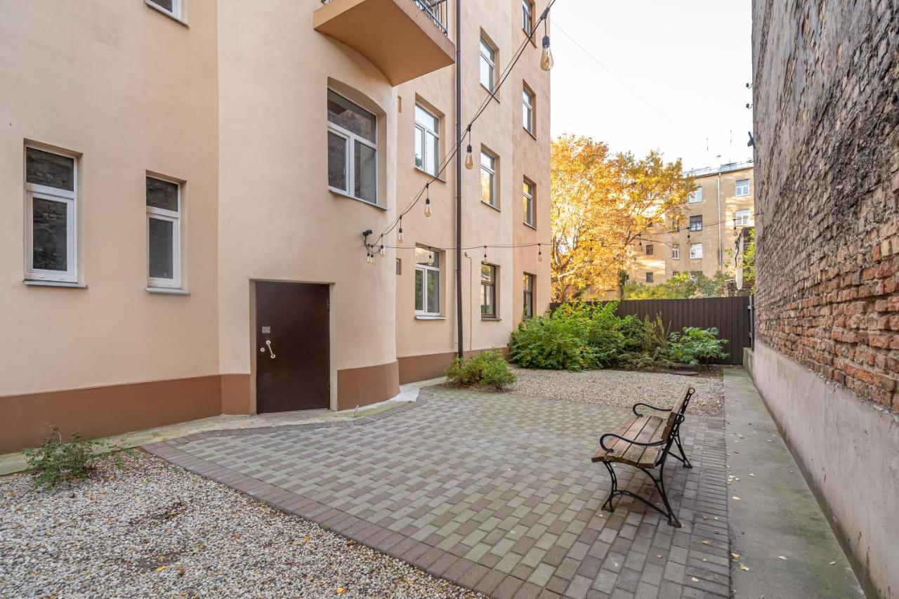 Stylish Latvian Classic 1-Bedroom Apartment Near City Center, Parks & Public Transport Links Riga Exteriör bild