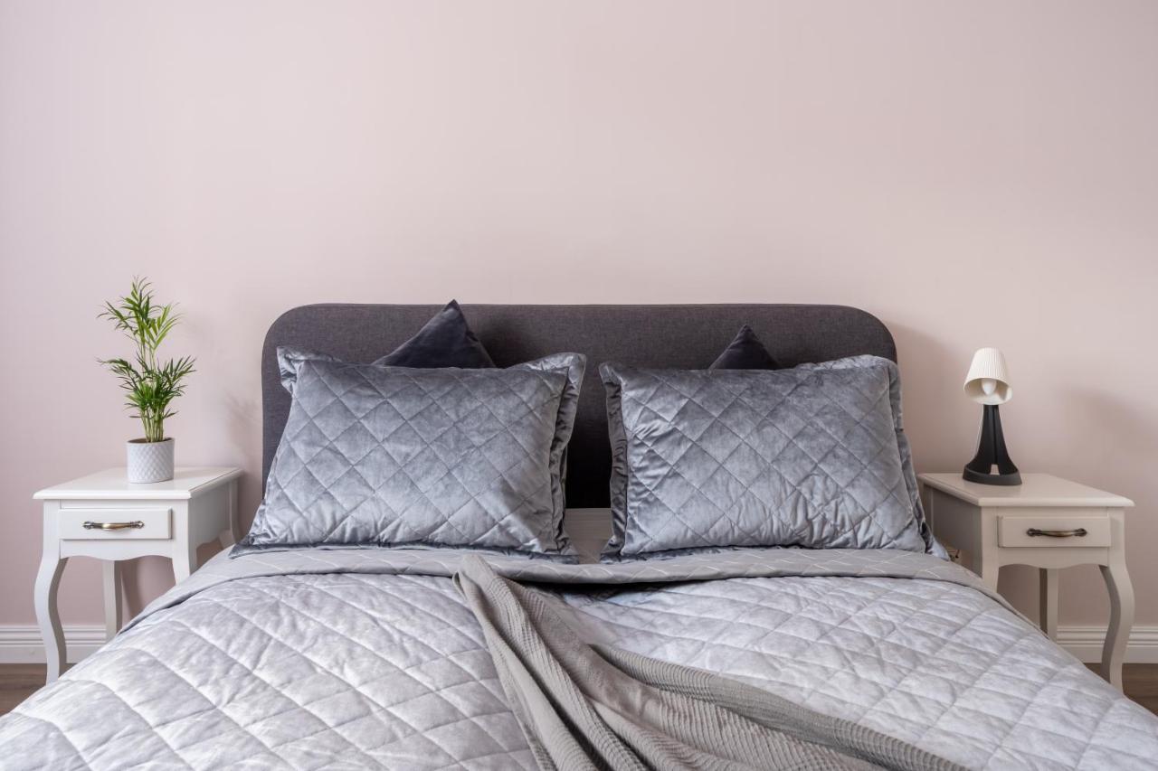 Stylish Latvian Classic 1-Bedroom Apartment Near City Center, Parks & Public Transport Links Riga Exteriör bild