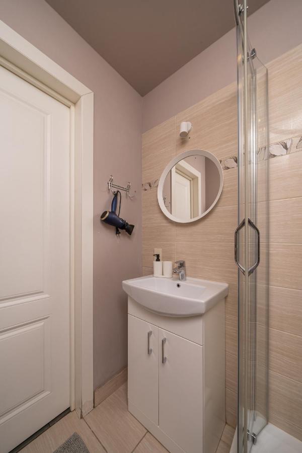 Stylish Latvian Classic 1-Bedroom Apartment Near City Center, Parks & Public Transport Links Riga Exteriör bild