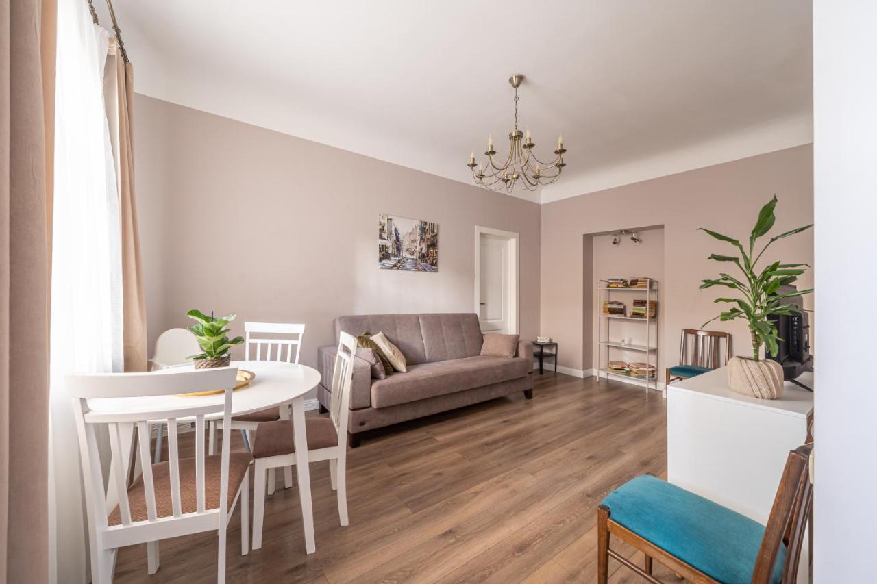Stylish Latvian Classic 1-Bedroom Apartment Near City Center, Parks & Public Transport Links Riga Exteriör bild