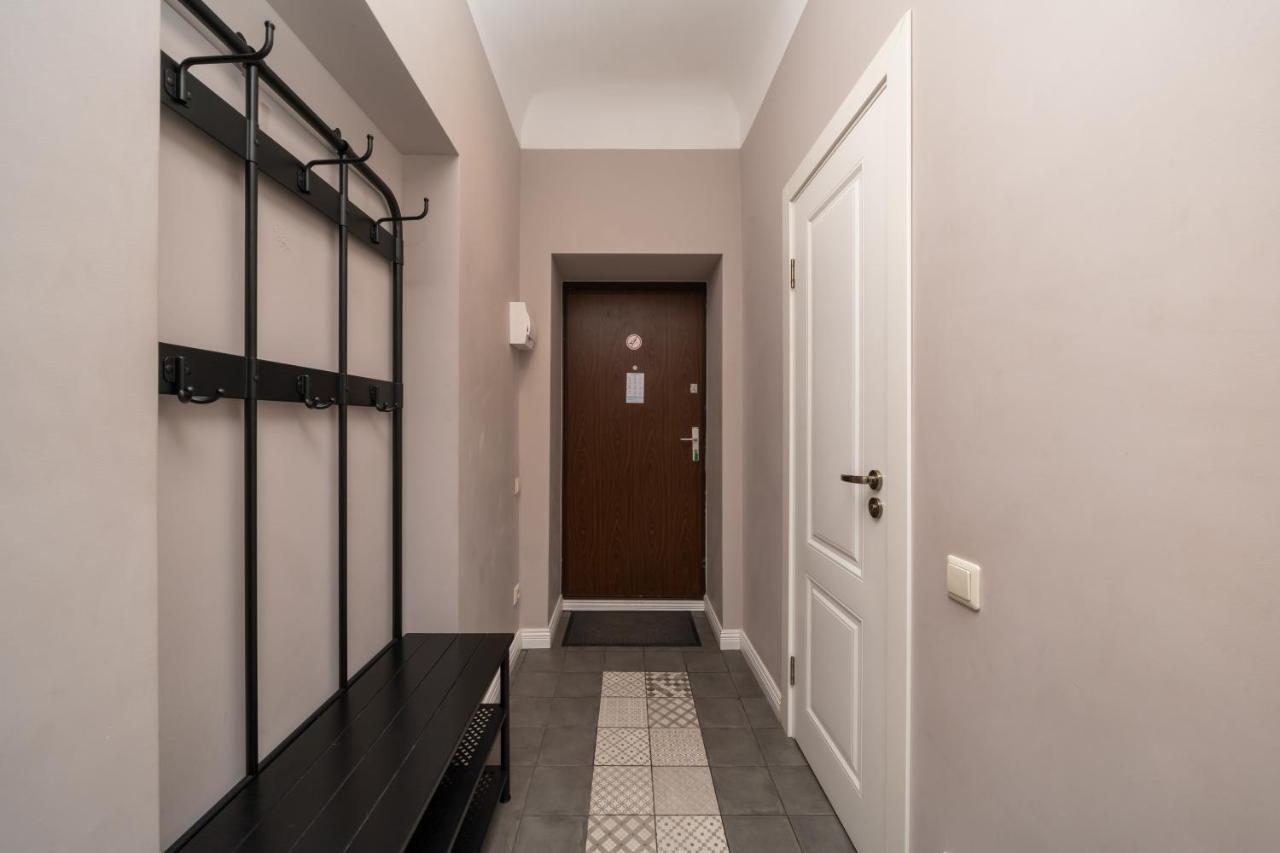 Stylish Latvian Classic 1-Bedroom Apartment Near City Center, Parks & Public Transport Links Riga Exteriör bild