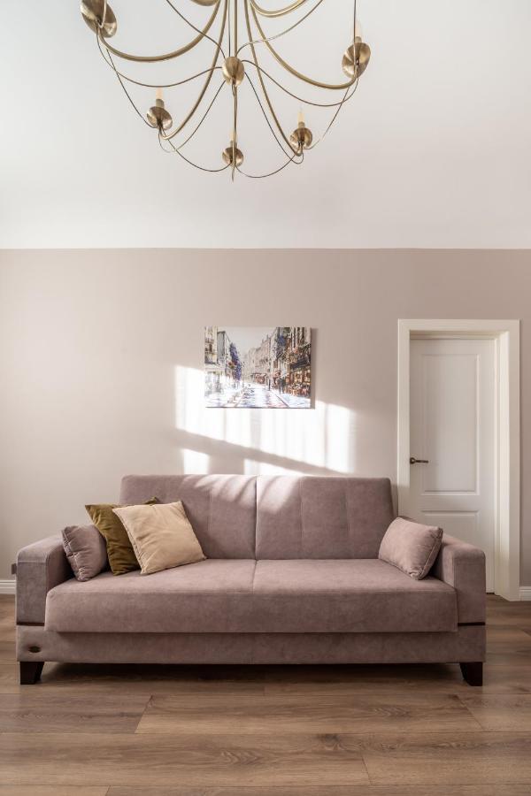 Stylish Latvian Classic 1-Bedroom Apartment Near City Center, Parks & Public Transport Links Riga Exteriör bild
