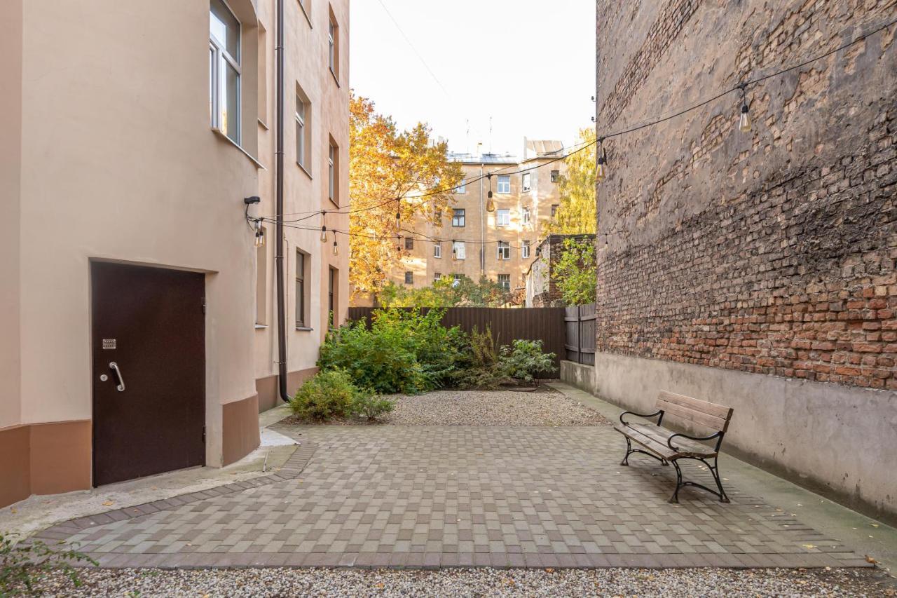 Stylish Latvian Classic 1-Bedroom Apartment Near City Center, Parks & Public Transport Links Riga Exteriör bild