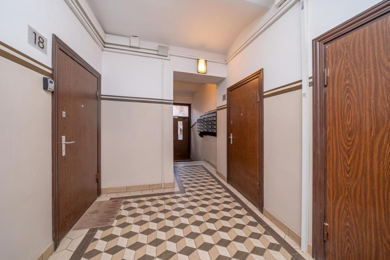 Stylish Latvian Classic 1-Bedroom Apartment Near City Center, Parks & Public Transport Links Riga Exteriör bild